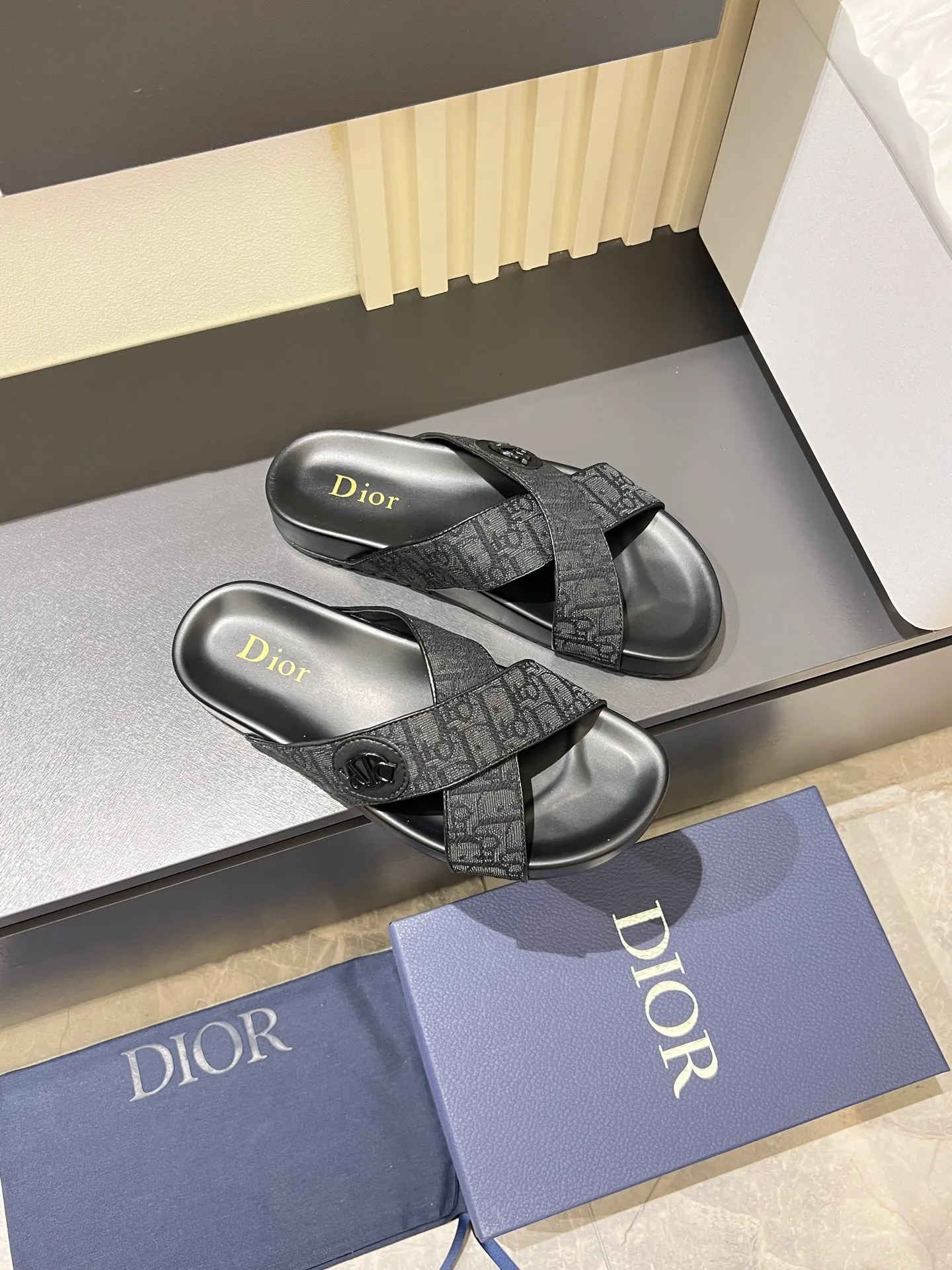 Men's men's shoes 💰p300 Size 38-45 Dior Dior's latest H-Town series Oblique thick sole slippers sandals Original purchase development and production This Dior H-Town sandals pay tribute to the classic logo of sports style and highlight Dior's high-end spirit. Crafted from black rubber with a beige and black Oblique printed upper, it's accentuated with tonal calfskin details. The rubber sole incorporates a variety of elements and is embellished with the Dior logo for a refined, futuristic look. Can be worn with shorts or jeans. Comes with exquisite packaging at the counter 🛍📦 ▪️ Fabric: Original customized imported Oblique embroidery ▪️ Lining: Imported soft sheepskin ▪️ Sole: Original molded ultra-light foam material ▪️ Bottom thickness: 4CM
